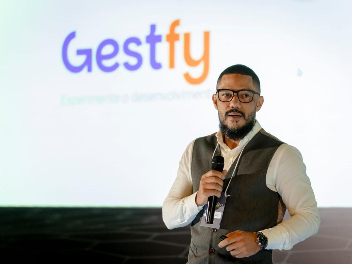 Especialista Gestfy apresentando um projeto personalizado em palco
