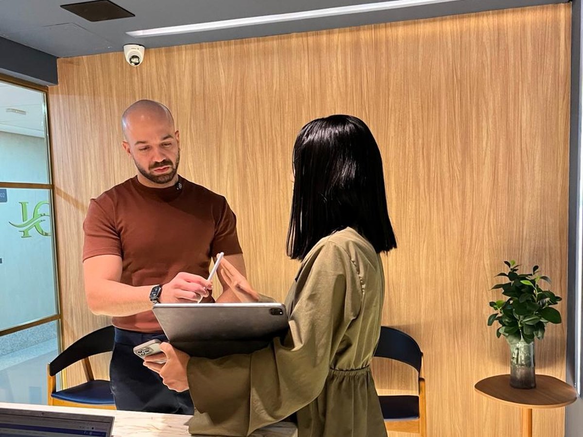 Especialista Gestfy mapeando processos junto à recepção da clínica